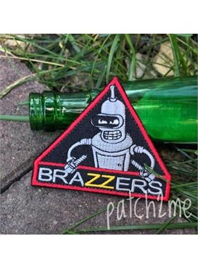 {{photo.Alt || photo.Description || 'Шеврон Бендер в BRAZZERS треугольник черный'}}